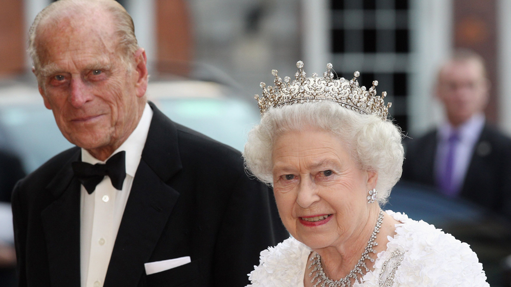 The British Queen Elizabeth and her husband Prince Philip receive the corona vaccine.