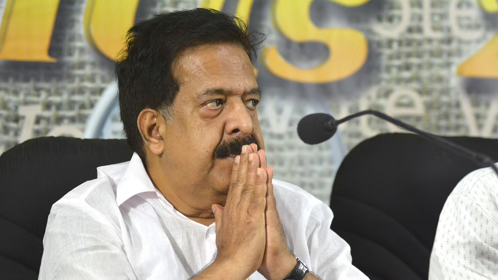 ചെന്നിത്തലയുടെ രാഷ്‌ട്രീയ ജീവിതം ഫോക്കസ് ഫീച്ചറായി പരസ്യം; തിരുവനന്തപുരം ഡിസിസി ജനറൽ സെക്രട്ടറിക്ക് കാരണം കാണിക്കൽ നോട്ടീസ്: തന്റെ അറിവോ സമ്മതമോ ഇല്ലാതെയാണ്  ഫീച്ചര്‍ നല്‍കിയതെന്നു  ചെന്നിത്തല