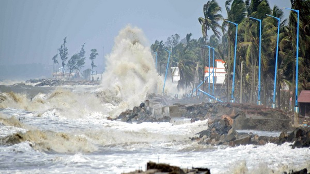 കരയിൽ നിന്ന് 520 കിലോമീറ്റർ അകലെ; സിതരംഗ് ചുഴലിക്കാറ്റ് തീരത്തേയ്ക്ക് ...