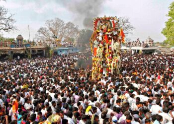 An idol of warrior god Aravan is kept in a chariot during the annual eunuch festival at Koovagam village, in the southern Indian state of Tamil Nadu April 24, 2013. Transgenders and transvestites gather in the village every year to participate in the reenactment of the tale of Indian epic Mahabharata, in which they play the bride of warrior god Aravan and later mourn his death through ritualistic dances, according to a villager. REUTERS/Babu (INDIA - Tags: RELIGION SOCIETY)
