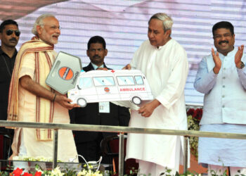 The Prime Minister, Shri Narendra Modi presenting the keys of ambulance to the Chief Minister of Odisha, Shri Naveen Patnaik, at the inauguration ceremony of Paradip refinery, in Odisha on February 07, 2016.
	The Minister of State for Petroleum and Natural Gas (Independent Charge), Shri Dharmendra Pradhan is also seen.