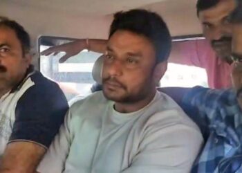 Bengaluru, Jun 11 (ANI): Kannada actor Darshan Thoogudeepa being sent to police custody after a medical checkup following his alleged role in murder over obscene texts, at Bowring and Lady Curzon Hospital in Bengaluru on Tuesday. (ANI Photo)