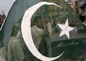 People wave flags and celebrate at a national day rally during the country's 69th Independence Day in Peshawar, Pakistan, August 14, 2015. REUTERS/Khuram Parvez