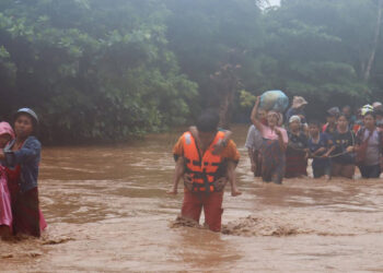 (240912) -- NAY PYI TAW, Sept. 12, 2024 (Xinhua) -- People wade through a flooded area in Tatkon Township, Nay Pyi Taw, Myanmar, Sept. 12, 2024. (Myanmar Fire Service Department/ Handout via Xinhua)