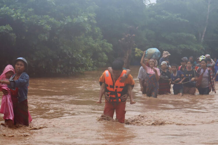 (240912) -- NAY PYI TAW, Sept. 12, 2024 (Xinhua) -- People wade through a flooded area in Tatkon Township, Nay Pyi Taw, Myanmar, Sept. 12, 2024. (Myanmar Fire Service Department/ Handout via Xinhua)