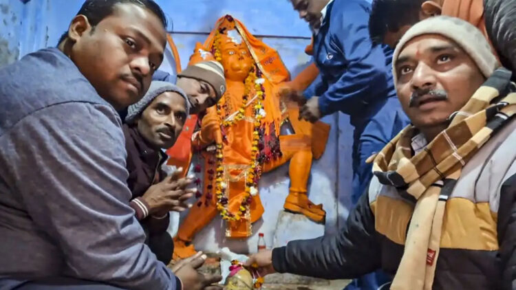 സംഭാലിലെ ക്ഷേത്രത്തിൽ പ്രാർത്ഥന നടത്തുന്ന ഭക്തർ