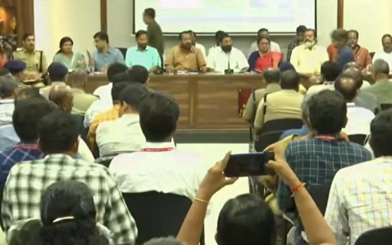 തൃശൂർ പൂരം; വെടിക്കെട്ടില്ല, ആചാരപരമായ ചടങ്ങുകൾ മാത്രം; ഉന്നതതല യോഗത്തിൽ തീരുമാനം