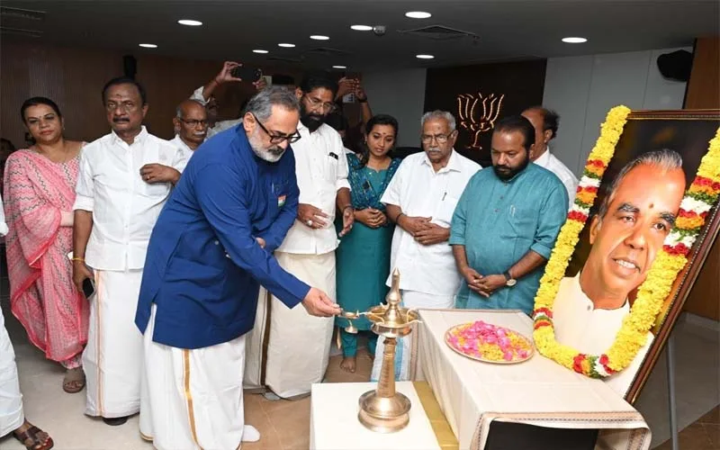 ‘മാരാർജിക്ക് തുല്യം മാരാർജി മാത്രം; മെയ് നാലിന് അദ്ദേഹത്തിന്റെ സ്വപ്‌നം സഫലമാകും’; സ്മൃതിദിനത്തിൽ ബിജെപി സംസ്ഥാന കാര്യാലയത്തിൽ പുഷ്പാർച്ചന നടത്തി