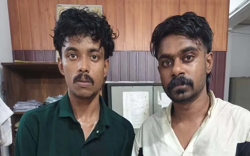 ഡൊമിനാർ ബൈക്കിൽ ലഹരി കടത്ത് :1.25 കിലോ കഞ്ചാവുമായി രണ്ട് യുവാക്കൾ പിടിയിൽ