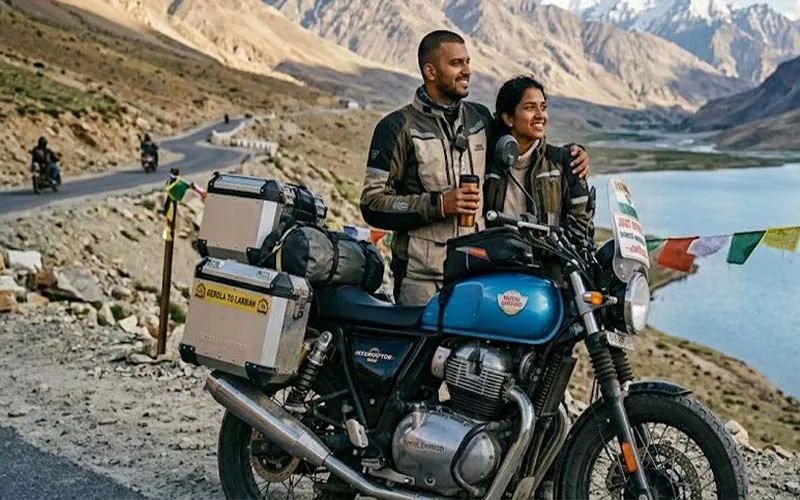 ഹണിമൂൺ മൂഡ് – ഓൺ റോഡ്! കൈകോർത്ത് ഹിമാലയം വരെ; ബൈക്കിലേറി പുതിയ മധുവിധു ട്രെൻഡ്