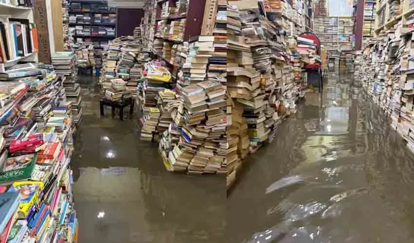 ബെംഗളൂരുവില്‍ പ്രളയം; ‘ബുക്ക് വേം’ വായനശാലയില്‍ അയ്യായിരത്തോളം പുസ്തകങ്ങള്‍ നശിച്ചു