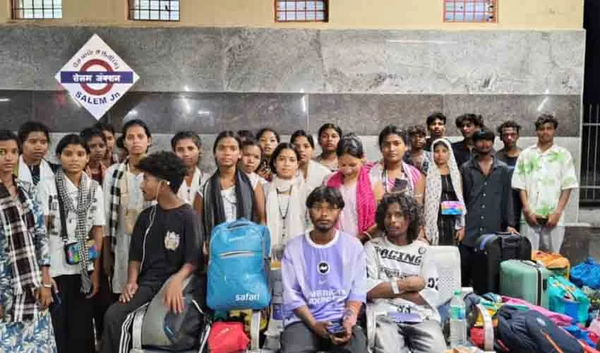 ശമ്പളം ചോദിച്ചതിന് വടികളും മെഷീന്‍ ഭാഗങ്ങളും ഉപയോഗിച്ച് മര്‍ദ്ദിച്ചു; സ്ത്രീകളെ മുറിയില്‍ പൂട്ടിയിച്ച് പീഡിപ്പിച്ചു: നാട്ടിലേക്ക് മടങ്ങി 100 ഓളം അതിഥി തൊഴിലാളികള്‍