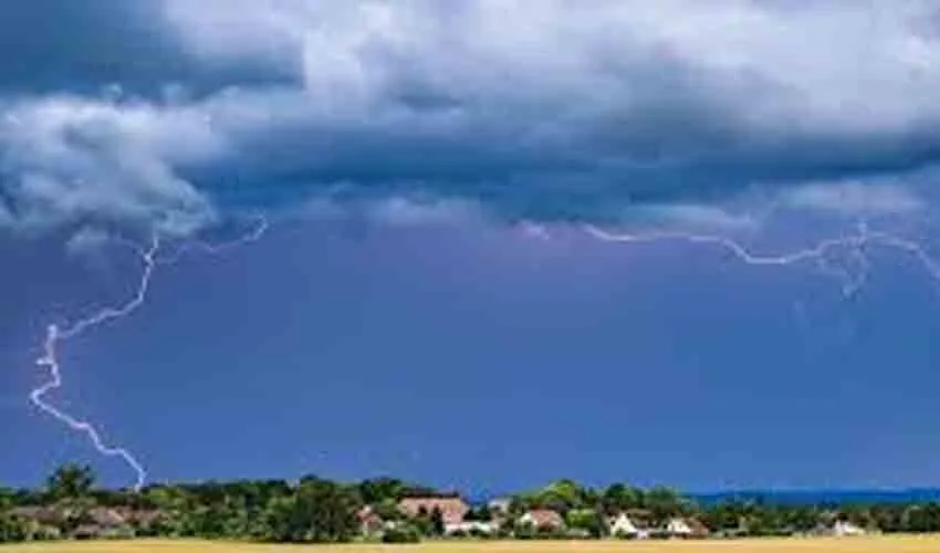 തൃശ്ശൂരില്‍ ഇടിമിന്നല്‍; പാടത്ത് കളിച്ചുകൊണ്ടിരുന്ന നാല് കുട്ടികള്‍ക്ക് പരിക്ക്