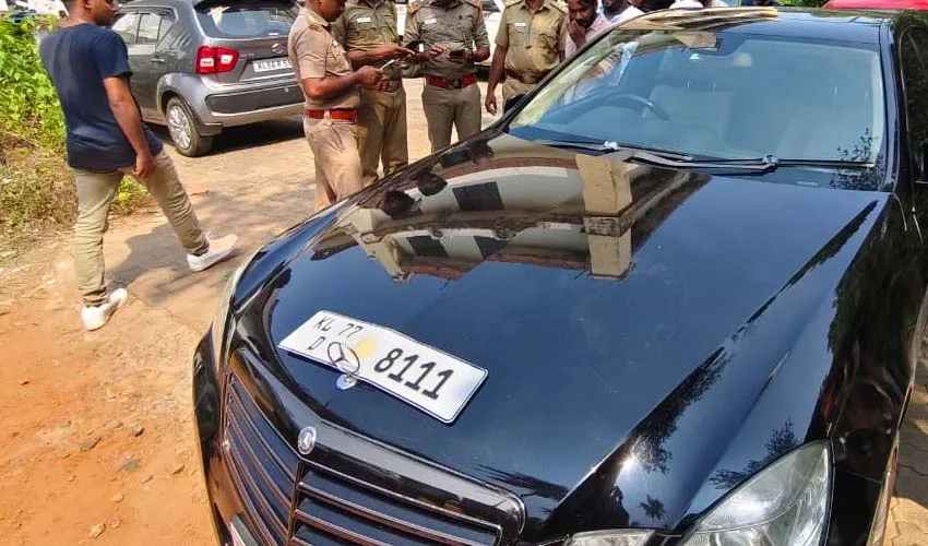 കാറിനു മുകളില്‍ കയറിയും ഡോര്‍ തുറന്നു പിടിച്ചും തല പുറത്തിട്ടും മേപ്പയൂരിലെ വിവാഹ റോഡ് ഷോ; വാഹനങ്ങള്‍ പിടിച്ചെടുത്ത് എംവിഡി; ഡ്രൈവര്‍മാരുടെ ലൈസന്‍സ് സസ്‌പെന്‍ഡ് ചെയ്തു