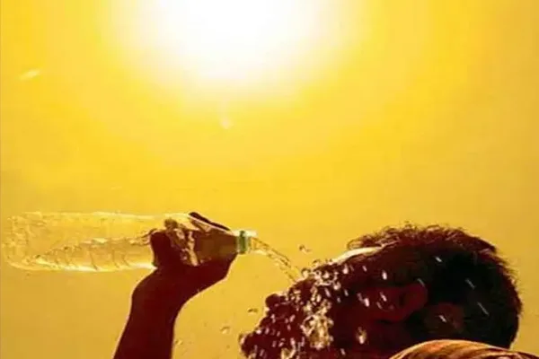 കേരളം ചുട്ടുപൊളളുന്നു: പന്ത്രണ്ട് ജില്ലകളിൽ യെല്ലോ അലർട്ട്; ജാ​ഗ്രതാ നിർദ്ദേശം