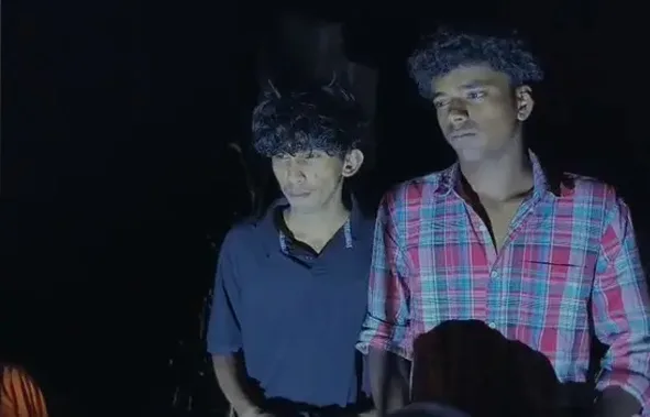 ഇരുട്ടിൽ വഴിതെറ്റി കൊടുംകാട്ടിൽ; കൊരണപ്പാറ മലയിൽ യുവാക്കൾ കുടുങ്ങി : റേഞ്ച് കിട്ടിയ ആ ഒരു നിമിഷം, ഒടുവിൽ രക്ഷകരായി ഫയർഫോഴ്സും നാട്ടുകാരും