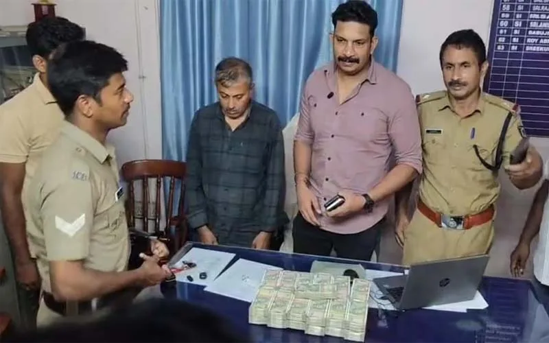 ബാഗിനുള്ളിൽ 25 ലക്ഷം രൂപ! എഗ്മോർ എക്സ്പ്രസ്സിൽ പുനലൂർ പോലീസിന്റെ മിന്നൽ പരിശോധന......