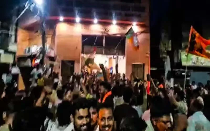 മാറാത്തത് മാറി; പശ്ചിമബംഗാളിൽ മമത അടച്ചു പൂട്ടിയ  ദുർഗ്ഗാക്ഷേത്രം തുറന്നു; ആത്മവിശ്വസം വീണ്ടെടുത്ത് ബംഗാൾ ജനത