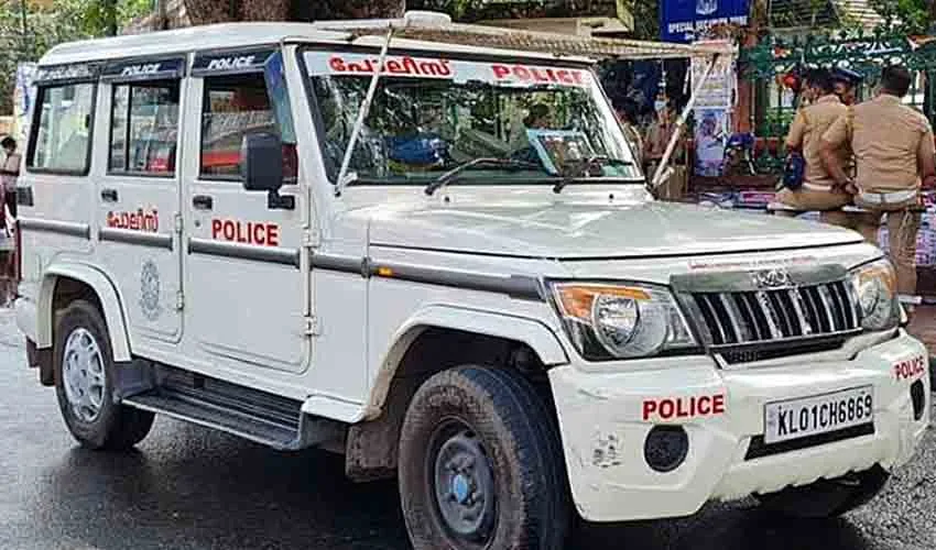 500 രൂപ മോഷ്ടിച്ചെന്നാരോപിച്ച് ആറാം ക്ലാസുകാരനെ തലകീഴായി കെട്ടിയിട്ടു; പുനലൂരിലെ ബോര്‍ഡിങ് സ്‌കൂളില്‍ ക്രൂരത; കുട്ടിയുടെ കഴുത്തിന് പരിക്ക; സംഭവത്തില്‍ രണ്ട് പേര്‍ കസ്റ്റഡിയില്‍
