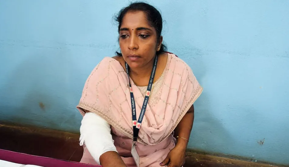 വിധവാപെൻഷന് എത്തിയ സ്ത്രീ റവന്യു ഇൻസ്പെക്ടറെ കടിച്ചു പരിക്കേൽപ്പിച്ചു