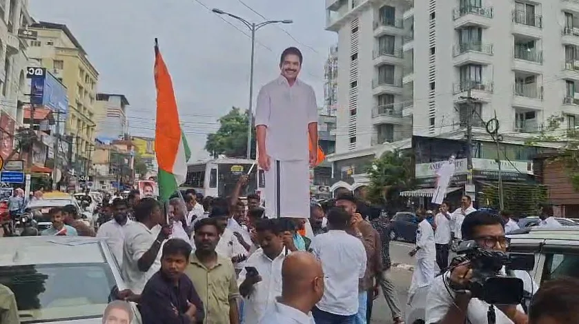 കാത്തു സൂക്ഷിച്ചൊരു കസ്തൂരി മാമ്പഴം.? : ഇന്ദിരാ ഭവന് മുന്നിൽ KC വേണുഗോപാലിന്റെ കട്ടൗട്ടുമായി ആരാധകരുടെ ആഘോഷ പ്രകടനം