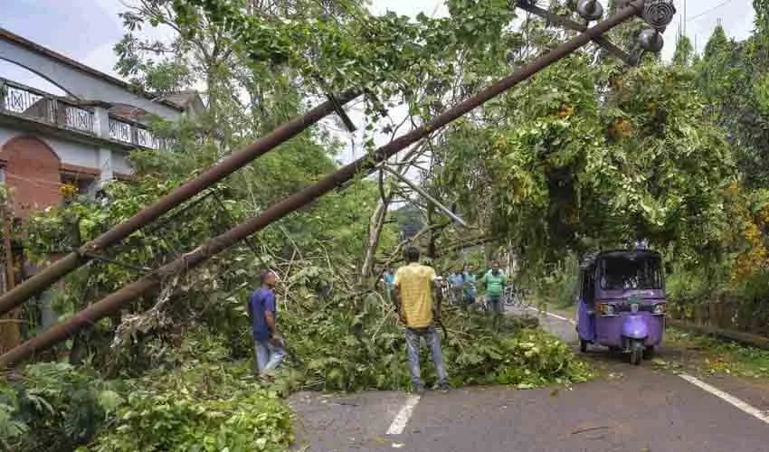 ത്രിപുരയില്‍ ശക്തമായ കാറ്റും മഴയും: കുട്ടി ഉള്‍പ്പെടെ രണ്ട് മരണം; 4,000-ത്തോളം വീടുകള്‍ക്ക് കേടുപാടുകള്‍