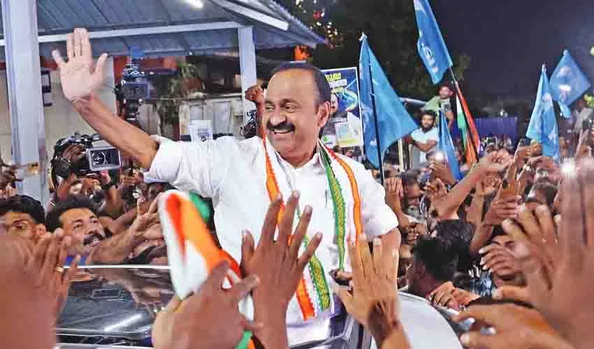 കൊച്ചിയില്‍ കോണ്‍ഗ്രസ് പ്രവര്‍ത്തകരുടെ അഴിഞ്ഞാട്ടം; വിഡി സതീശനെ സ്വീകരിക്കാന്‍ നടത്തിയ പ്രകടനത്തില്‍ ഇന്‍ഫര്‍മേഷന്‍......