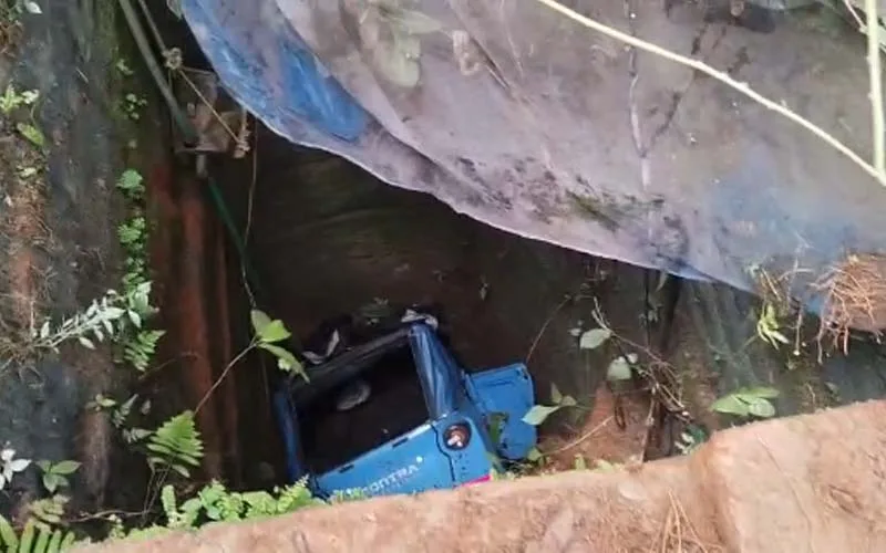 ഇലക്ട്രിക് ഓട്ടോയിലിരുന്ന് കളിക്കുന്നതിനിടെ സ്റ്റാർട്ടായി; ഓട്ടോയും മൂന്ന് വയസ്സുകാരിയും കിണറ്റിൽ വീണു